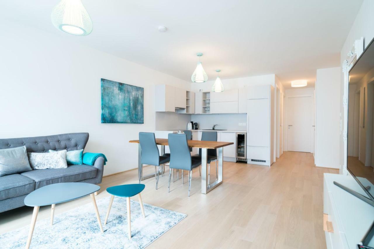 | Spacious Serviced In Directly At The U4 Apartment *